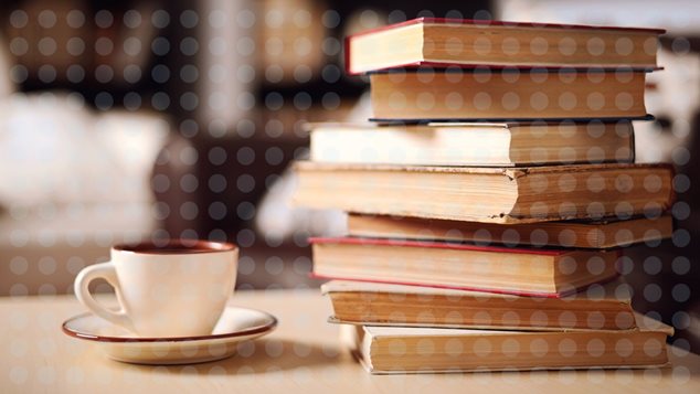 Bøger og kaffekop